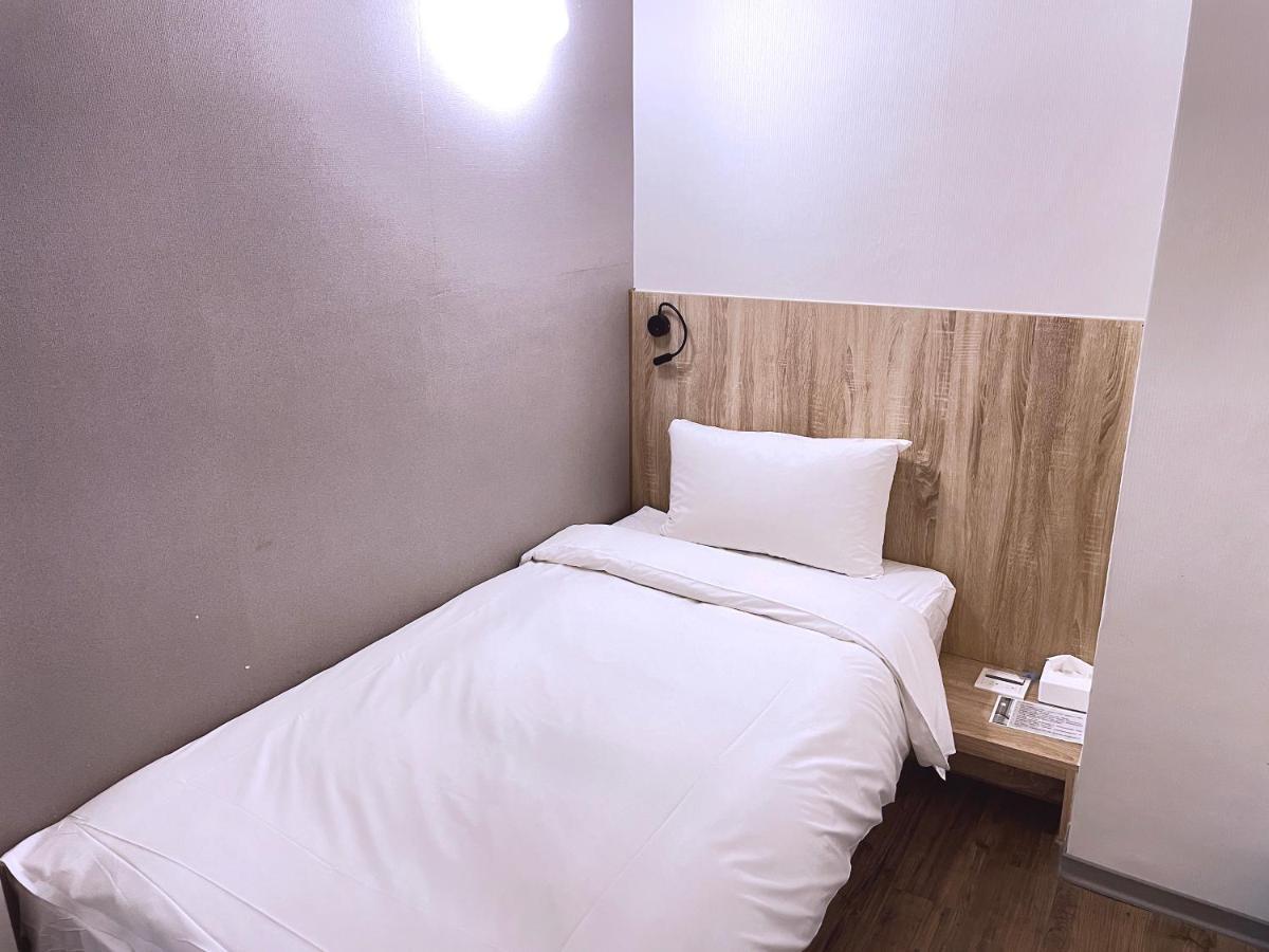Single Inn-Kaohsiung Station Bagian luar foto