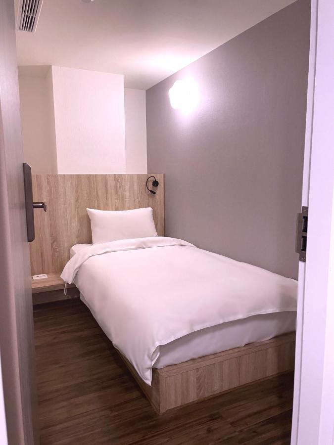 Single Inn-Kaohsiung Station Bagian luar foto