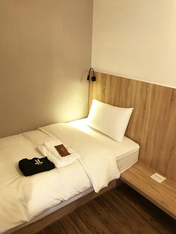 Single Inn-Kaohsiung Station Bagian luar foto