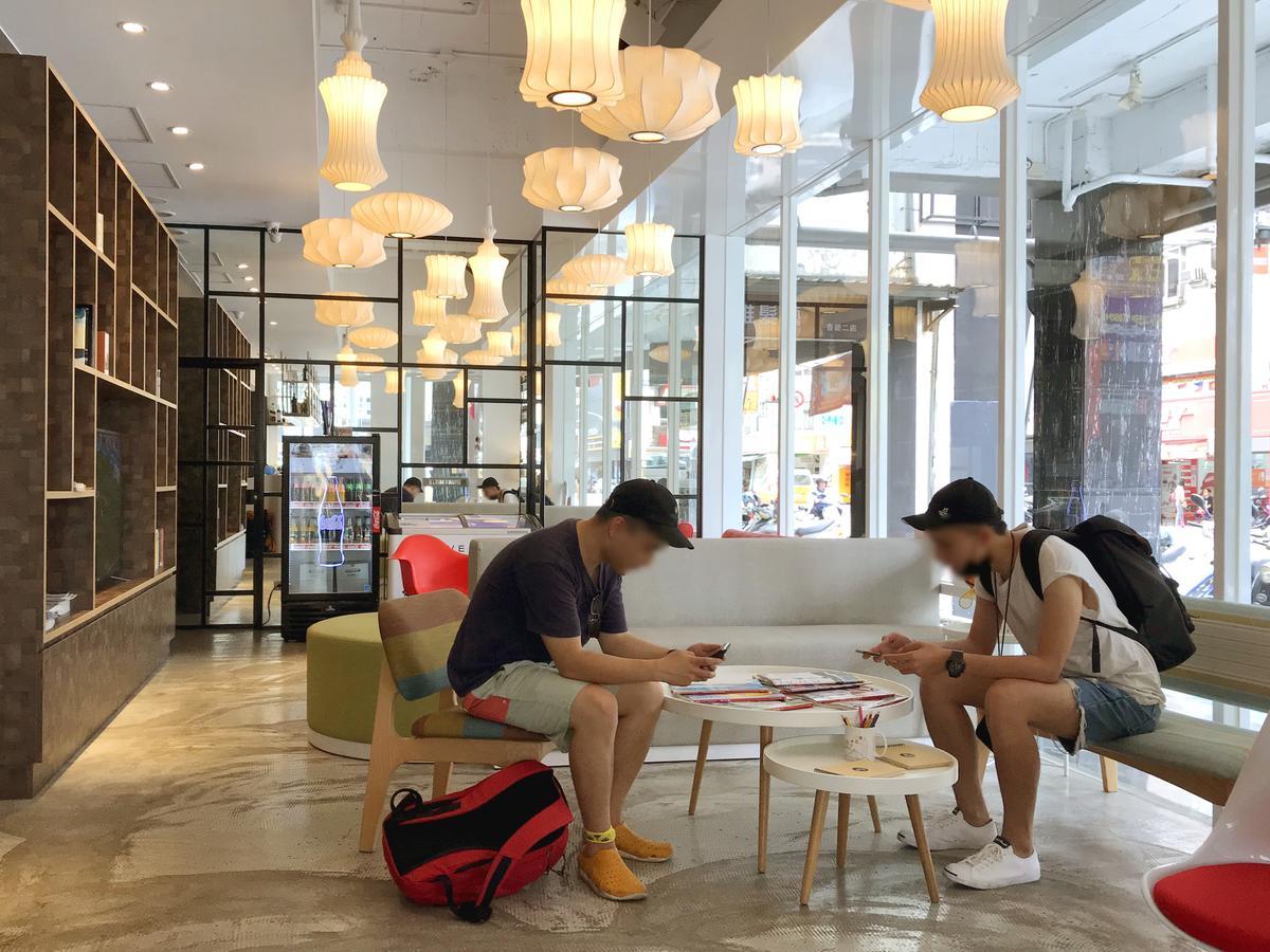 Single Inn-Kaohsiung Station Bagian luar foto